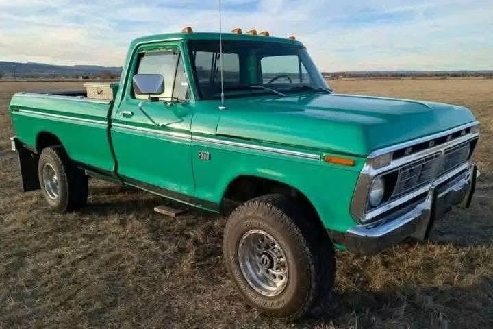 1975 Ford F-250 Custom Highboy 4×4 4-Speed PRICE $10,000